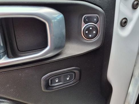 Used 2021 Jeep Gladiator Willys image 15