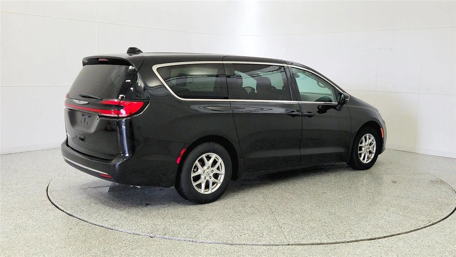 Used 2023 Chrysler Pacifica Touring-L FWD image 8