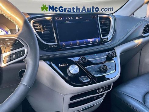 Used 2022 Chrysler Pacifica Touring-L image 10