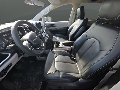 Used 2024 Chrysler Pacifica Touring-L image 10