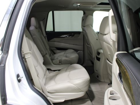 Used 2019 Cadillac Escalade Luxury AWD/4WD image 25