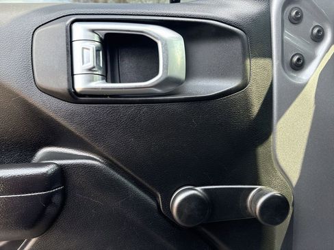 Used 2018 Jeep Wrangler Unlimited Sport image 13