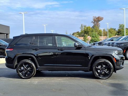 New 2025 Jeep Grand Cherokee Altitude image 8