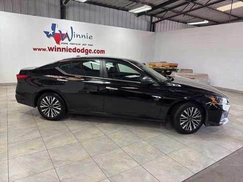 Used 2024 Nissan Altima 2.5 SV image 2