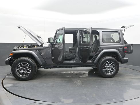 Used 2025 Jeep Wrangler Unlimited Sahara AWD/4WD image 43