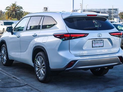New 2026 Toyota Highlander Platinum AWD/4WD image 7