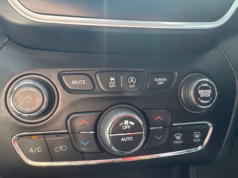 Used 2020 Jeep Cherokee Latitude Plus w/ Cold Weather Group AWD/4WD image 11