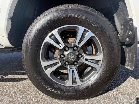 Used 2018 Toyota Tacoma TRD Sport w/ Technology Package AWD/4WD image 17