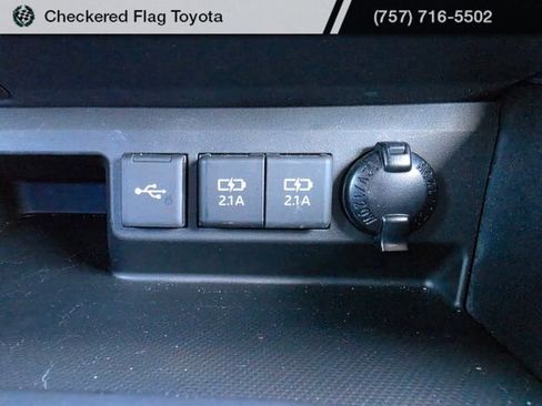 Used 2021 Toyota Highlander XLE AWD/4WD image 18