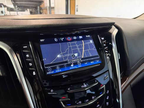 Used 2020 Cadillac Escalade ESV Luxury AWD/4WD image 18