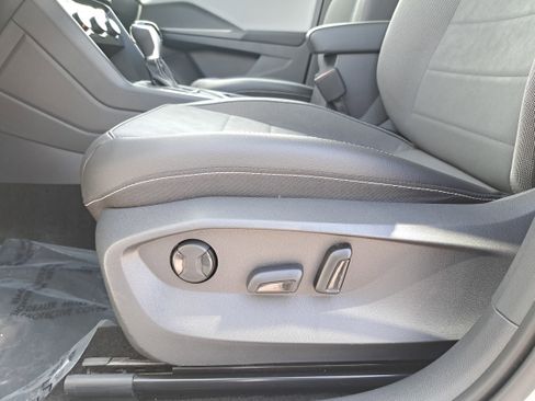 Used 2023 Volkswagen Taos SE w/ Panoramic Sunroof Package FWD image 25