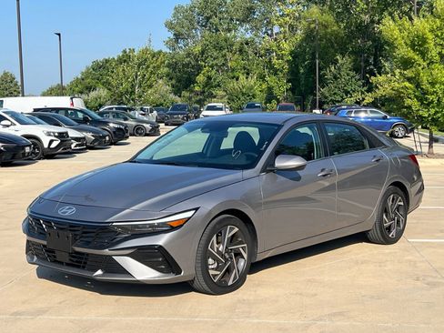 Used 2025 Hyundai Elantra SEL FWD image 5