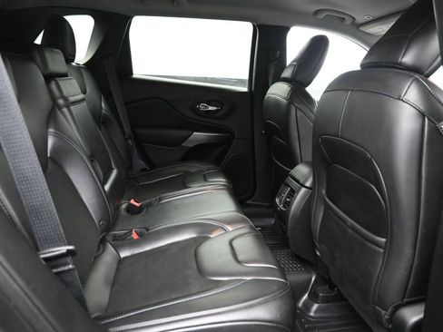 Used 2019 Jeep Cherokee Latitude Plus AWD/4WD image 8