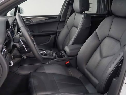 Certified 2025 Porsche Macan image 5