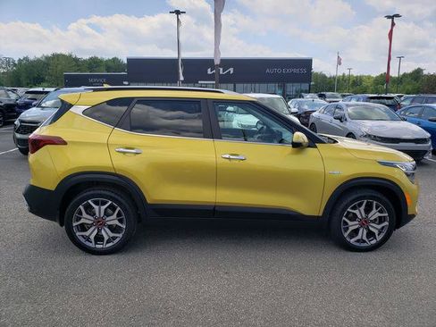 Certified 2021 Kia Seltos SX w/ SX Sunroof Package AWD/4WD image 3