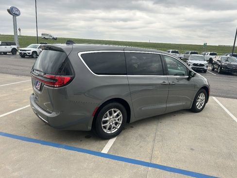 Used 2025 Chrysler Pacifica Select FWD image 5