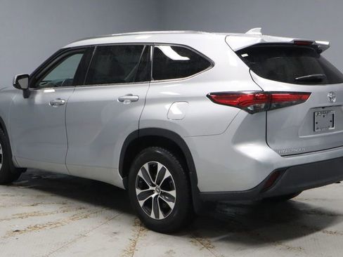 Used 2021 Toyota Highlander XLE AWD/4WD image 7