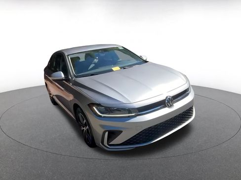 Used 2025 Volkswagen Jetta SE image 3