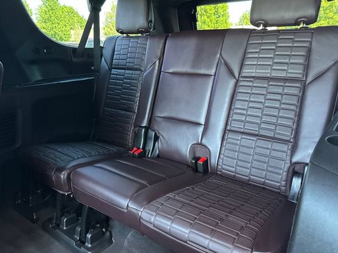 Used 2024 Cadillac Escalade ESV V AWD/4WD image 18