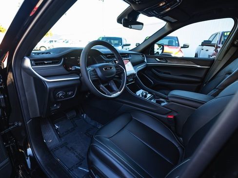 New 2025 Jeep Grand Cherokee Limited w/ Black Appearance Package image 18