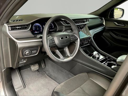 Used 2023 Jeep Grand Cherokee Altitude AWD/4WD image 16