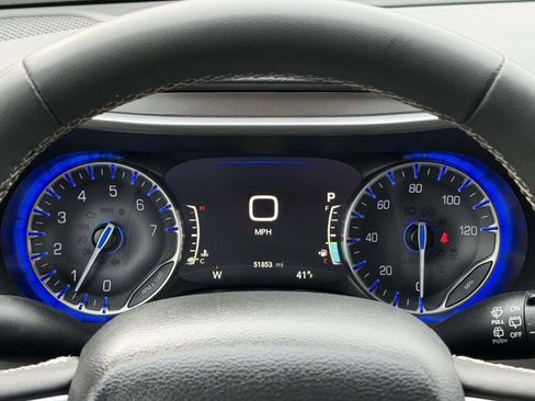 Used 2023 Chrysler Pacifica Touring-L image 12