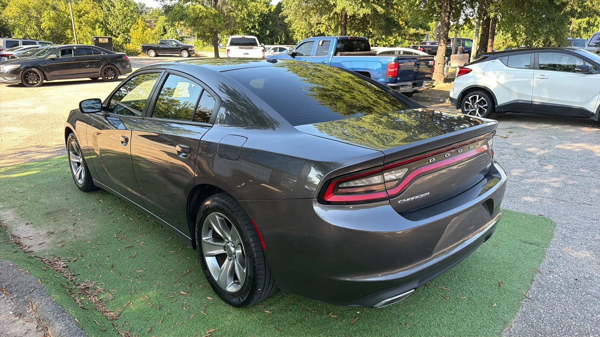 Used 2015 Dodge Charger SXT RWD image 4