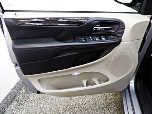 Used 2018 Dodge Grand Caravan SE w/ UConnect Hands-Free Group FWD image 7