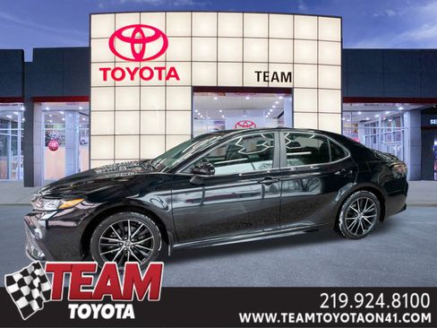 Used 2024 Toyota Camry SE image 1