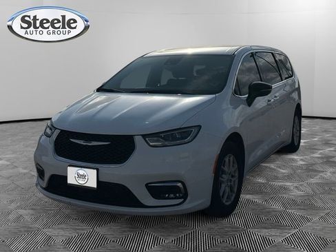 New 2025 Chrysler Pacifica Select image 1