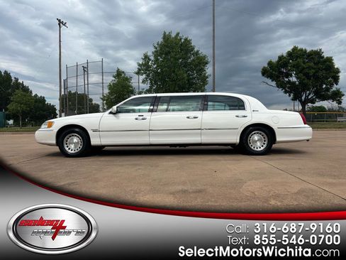 Used 1999 Lincoln Town Car Executive RWD image 1