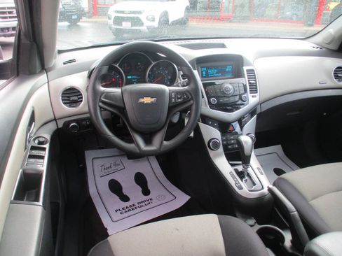 Used 2014 Chevrolet Cruze LS FWD image 12