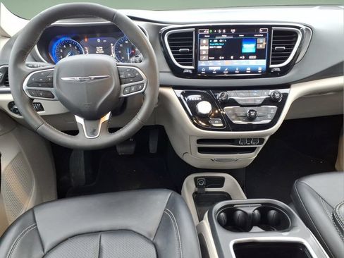 Used 2024 Chrysler Pacifica Touring-L FWD image 8