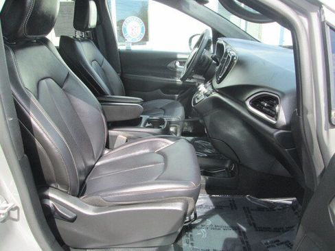 Used 2025 Chrysler Pacifica Select FWD image 15