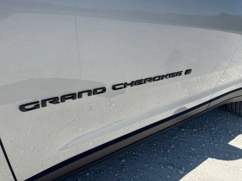Used 2023 Jeep Grand Cherokee Altitude AWD/4WD image 11