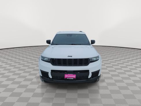 Used 2024 Jeep Grand Cherokee L Laredo image 3