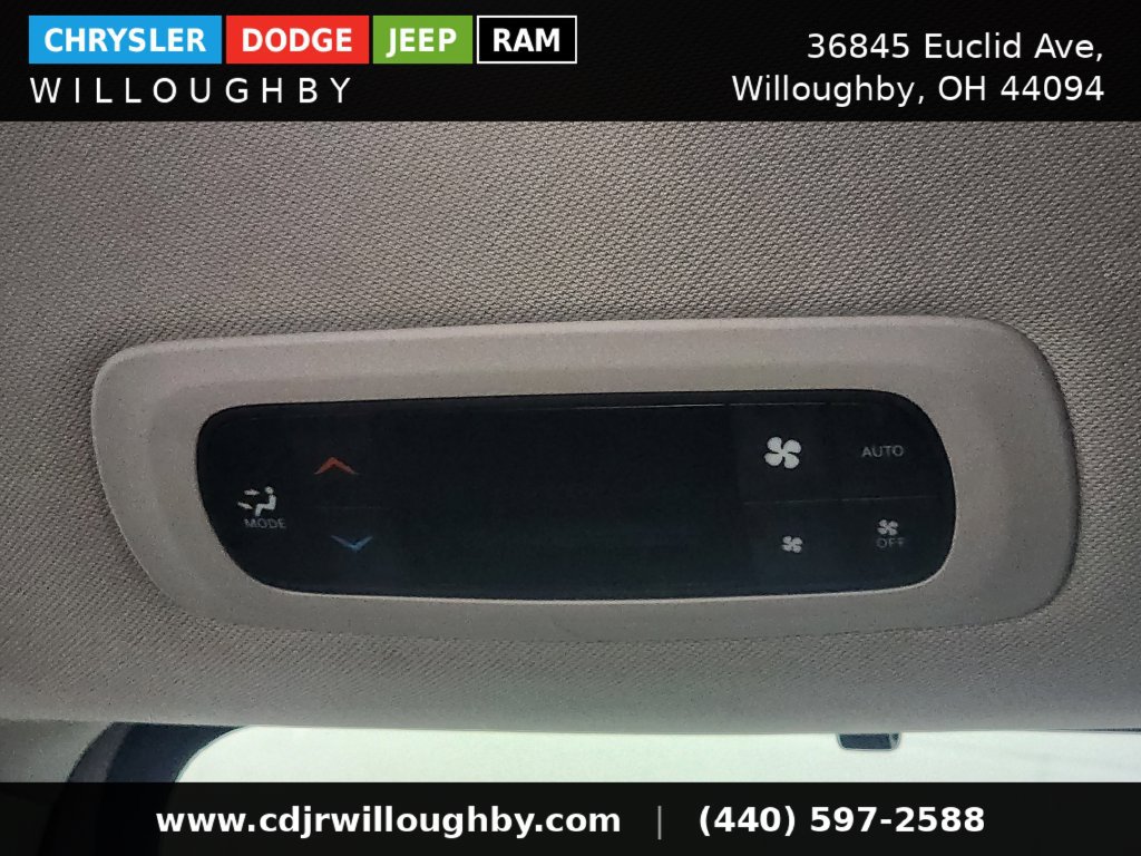 Used 2023 Chrysler Pacifica Touring-L FWD image 27