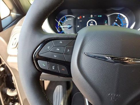 Used 2024 Chrysler Pacifica Limited image 10