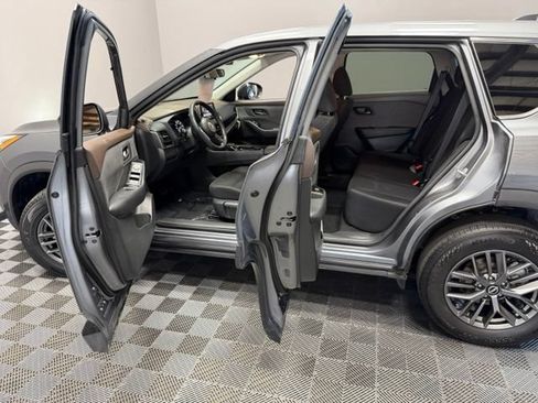 Used 2023 Nissan Rogue S AWD/4WD image 13