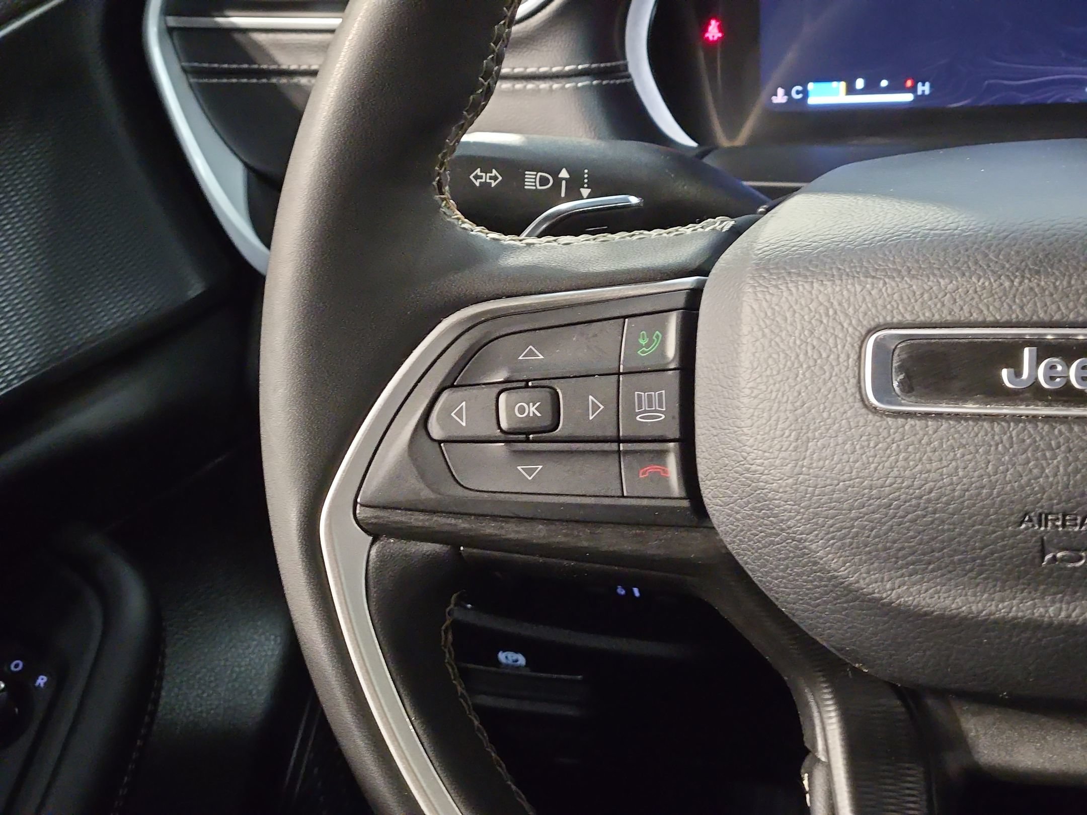 Used 2025 Jeep Grand Cherokee Altitude AWD/4WD image 27