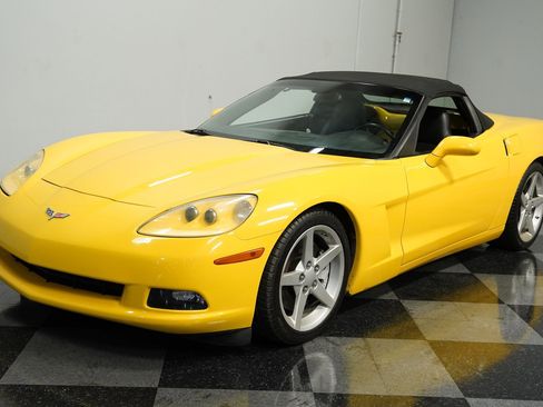 Used 2005 Chevrolet Corvette Convertible w/ Performance Handling Package image 5