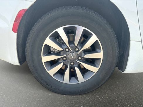 Used 2024 Chrysler Pacifica Select image 7