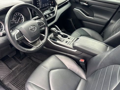 Used 2022 Toyota Highlander XLE image 7