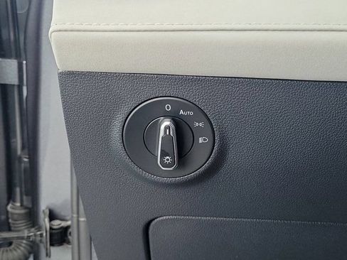 Certified 2025 Volkswagen Taos SE FWD image 18