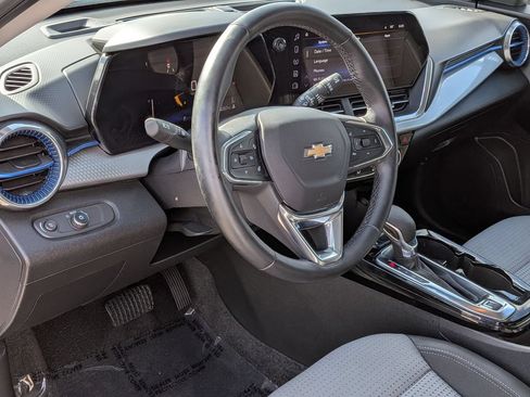 Used 2025 Chevrolet Trax LT w/ LT Convenience Package FWD image 14