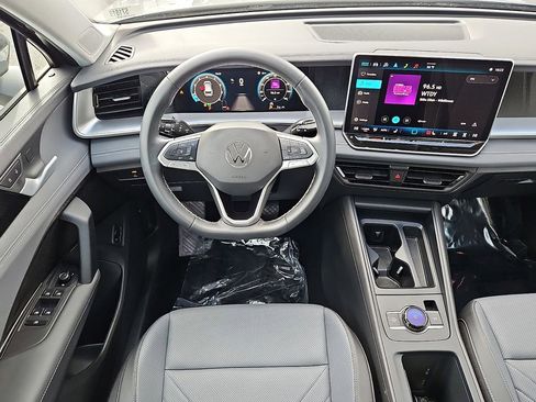 Certified 2025 Volkswagen Tiguan SE w/ Panoramic Sunroof Package image 10