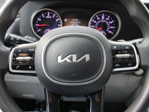 Used 2022 Kia Carnival LX image 16