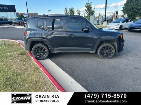 Used 2016 Jeep Renegade Latitude AWD/4WD image 3