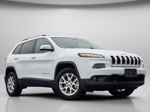 Used 2018 Jeep Cherokee Latitude image 2