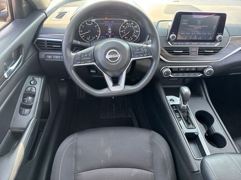 Used 2025 Nissan Altima 2.5 SV FWD image 14